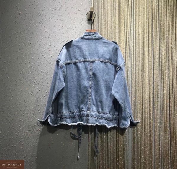 Купить женскую короткую джинсовая куртка с блестящими карманами голубого цвета онлайн