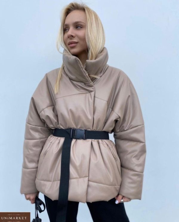 Купить бежевую женскую куртку из эко кожи на синтепухе с поясом на распродаже