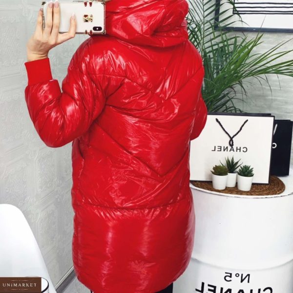 Приобрести женский удлиненную куртку с карманами красного цвета на холлофайбере онлайн