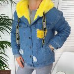 Замовити жіночу джинсову жовту куртку з капюшоном на хутрі і кольоровим кишенею онлайн