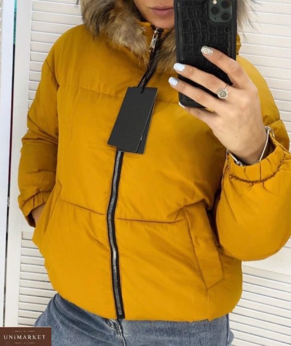 Придбати жіночу коротку куртку з плащової тканини з хутром (розмір 44-48) кольору гірчиця в інтернеті