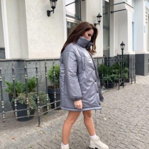 Купити сіру для жінок куртку оверсайз з високим коміром в інтернеті