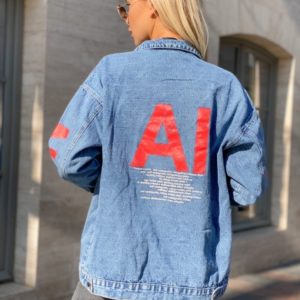 Купити блакитну жіночу джинсову куртку з кольоровими червоними буквами онлайн