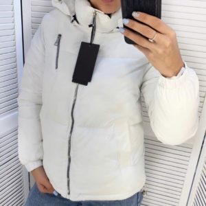 Купити коротку куртку на холофайбера для жінок білого кольору зі змійкою (розмір 44-48) в Україні