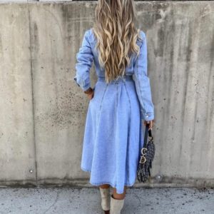 Купить женское джинсовое платье-рубашка миди с поясом голубого цвета в интернете