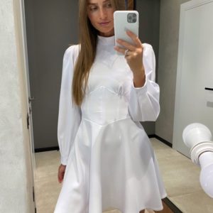 Заказать белое женское приталенное закрытое платье мини с длинным рукавом в интернете на праздник