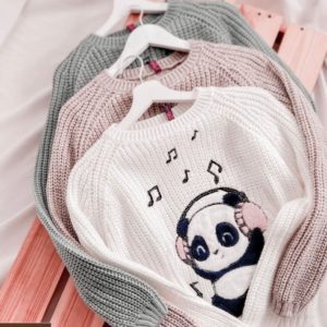 Замовити білий, сірий, пудра в'язаний светр жіночий з принтом панда в навушниках онлайн