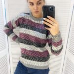 Заказать онлайн женский разноцветный вязаный свитер в полоску светло-серый