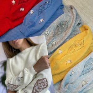 Купить на зиму женский свитер плотной вязки с украшением цвета красного, синего, горчица, серый по низким ценам