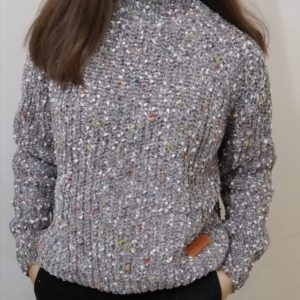 Купить серого цвета свитер из велюра женский с цветными вкраплениями по низким ценам