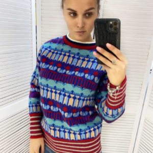 Приобрести разноцветный свитер на зиму с яркими узорами по акции