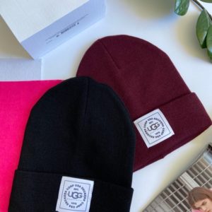 Придбати чорну, бордо для жінок осінню шапку з емблемою Ugg онлайн
