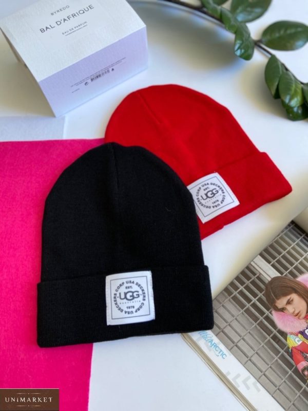 Придбати дешево жіночу осінню шапку чорну, червону з емблемою Ugg