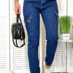 Приобрести женские стрейчевые джинсы Мом с боковыми карманами в интернете синего цвета