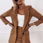 Заказать цвета кэмел замшевый женский костюм: удлиненный пиджак+юбка онлайн