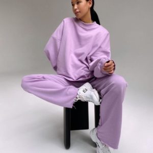 Купить сиреневый женский спортивный костюм на флисе с широкими штанами (размер 42-50) в интернете