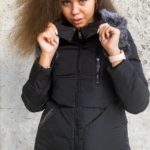 Купити жіночу куртку зимову з капюшоном чорну і хутром (розмір 46-52) вигідно