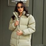 Купити кольору оливка жіночу куртку-трансформер зі знімними рукавами в інтернеті