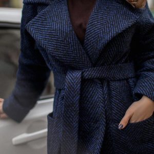 Приобрести женское зимнее пальто с поясом на подкладке синего цвета по низким ценам
