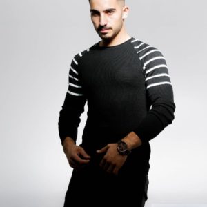 Замовити чоловічий светр зі смугами на плечах (розмір 48-54) чорного кольору зі знижкою