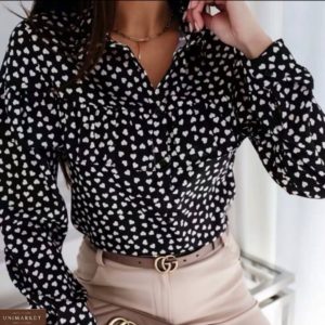 Купить онлайн женскую черную принтованную блузку с рюшей в белые сердечки