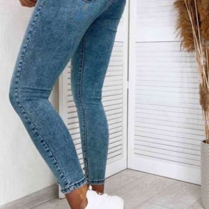 Купити вигідно жіночі укорочені джинси з потертостями і царапки блакитного кольору
