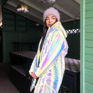 Замовити онлайн жіночу зимову куртку з світловідбиваючої плащової тканини світлу