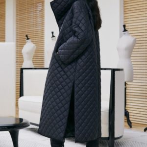 Купить черного цвета женскую стеганую куртку-одеяло оверсайз с поясом дешево