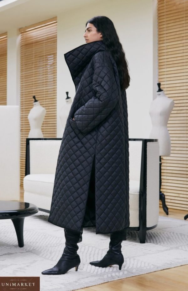 Купити чорного кольору жіночу стьобану куртку-ковдру оверсайз з поясом дешево