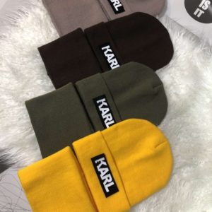 Приобрести онлайн разных цветов Комплект Karl: шапка и шарф для мужчин и женщин