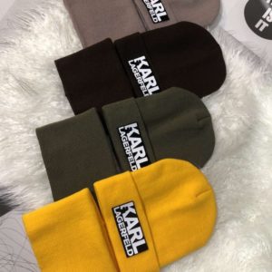 Купить по скидке женский и мужской комплект Karl Lagerfeld: шапка и шарф разных цветов
