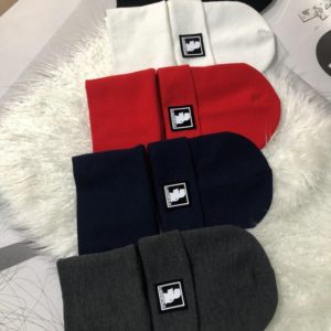 Купити недорого різних кольорів комплект LAGERFELD: шапка і шарф для чоловіків і жінок