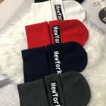 Заказать разных цветов комплект New York: шапка и шарф по скидке для мужчин и женщин
