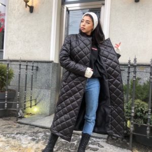 Купить онлайн черное стёганное тёплое пальто на утеплителе с поясом для женщин