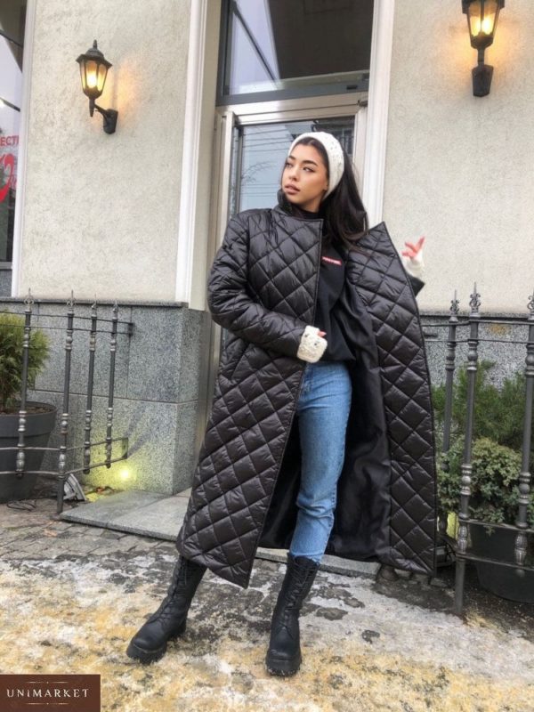 Купить онлайн черное стёганное тёплое пальто на утеплителе с поясом для женщин