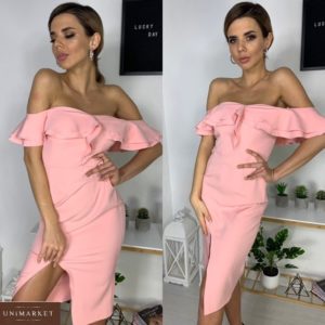 Заказать онлайн женское платье с открытыми плечами розовое и разрезом