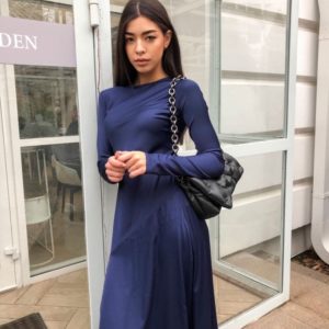 Купити онлайн жіноче плаття з шовку довжини міді з розрізом синього кольору