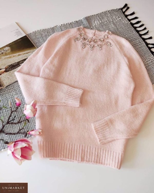 Приобрести нежно розовый женский свитер из ангоры с декором из камней по низким ценам