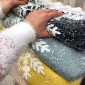 Замовити жіночий новорічний светр зі сніжинкою чорний, сірий, гірчиця вигідно