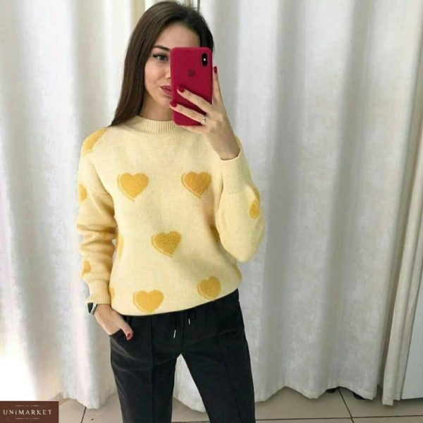 Купить желтого цвета мягкий женский теплый свитер с сердечками онлайн