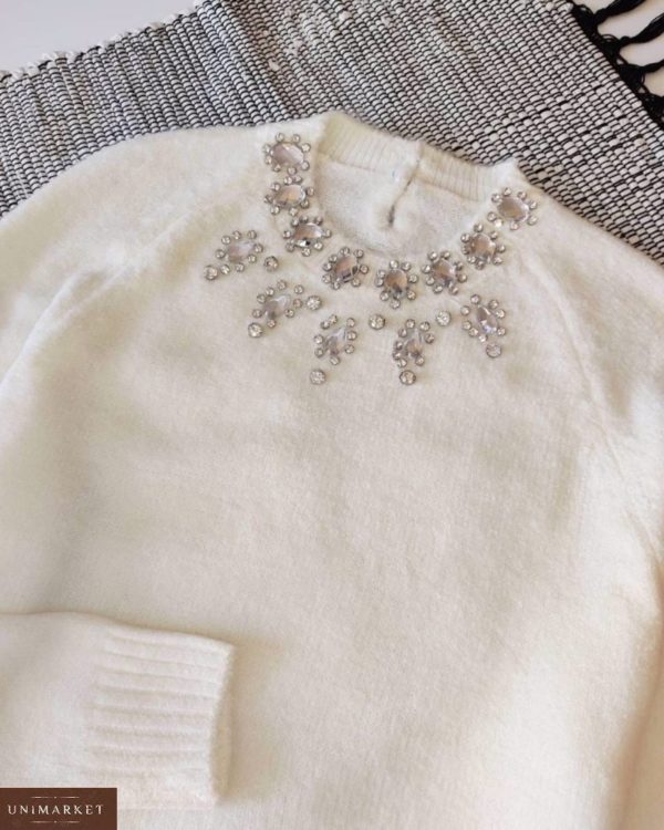 Купить белый женский свитер из ангоры с декором из камней недорого