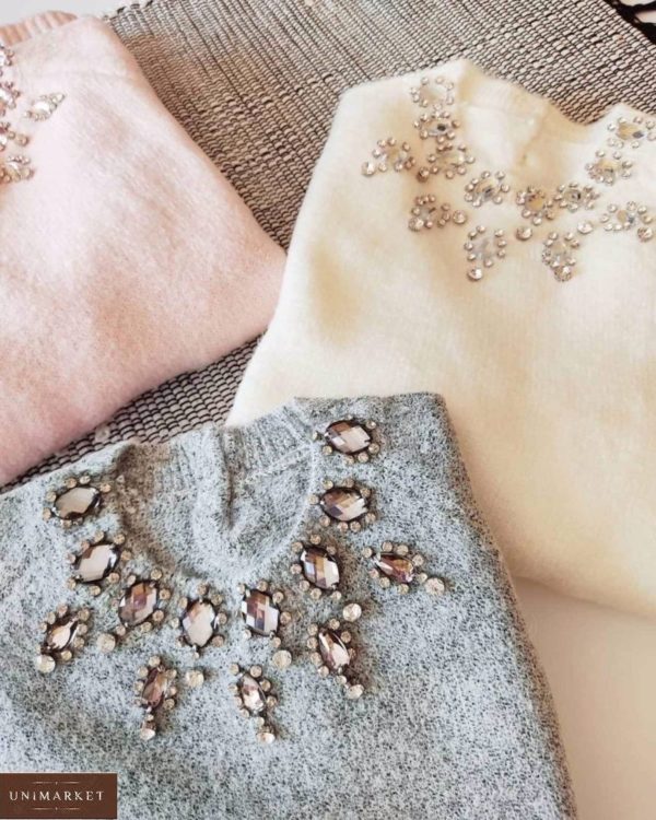 Приобрести серый, белый, пудра свитер из ангоры с декором из камней для женщин в интернете