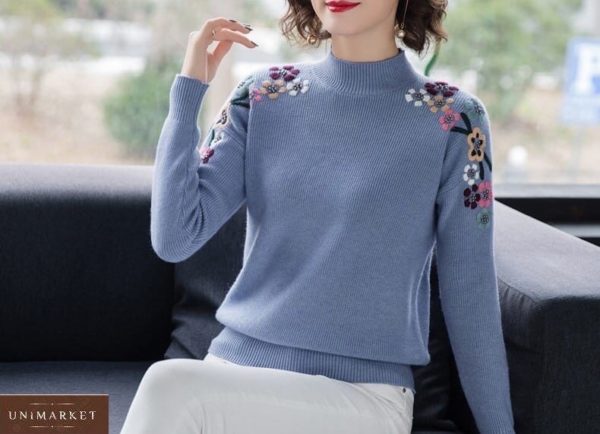 Купити блакитний светр для жінок машинної в'язки з вишитими квітами недорого