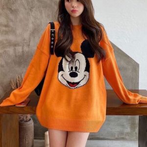 Приобрести оранжевого цвета женский удлиненный свитер оверсайз с Микки Маусом (размер 42-48) по низким ценам на осень