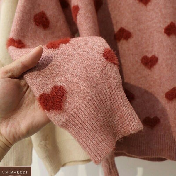 Приобрести женский мягкий теплый свитер с сердечками красного цвета по низким ценам