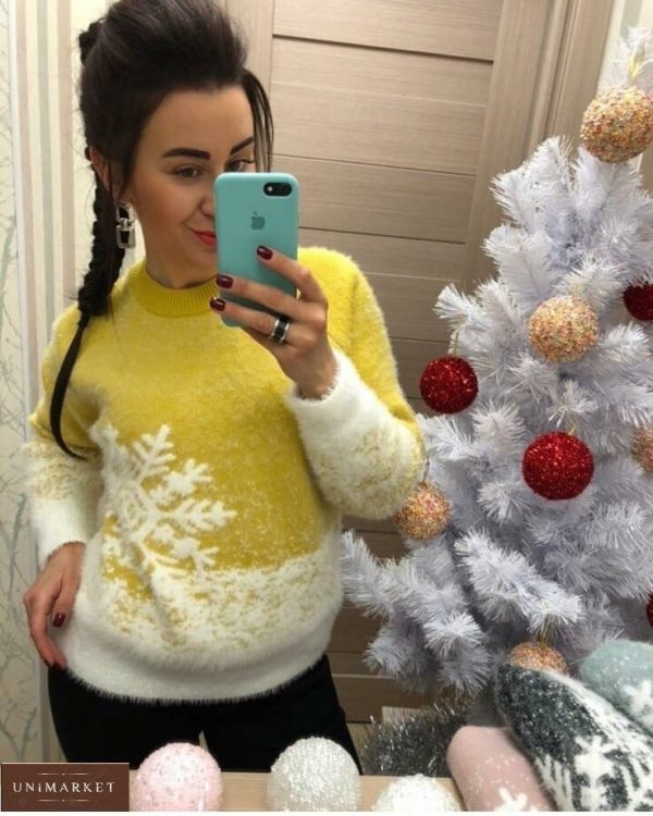 Купить желтый новогодний женский свитер со снежинкой недорого