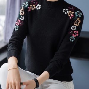 Заказать женский черный свитер машинной вязки с вышитыми цветами на осень дешево