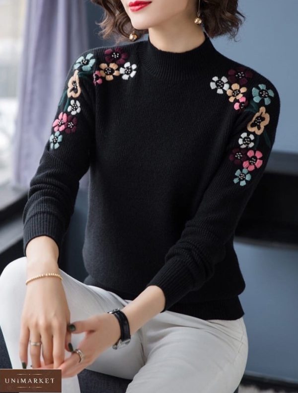 Замовити жіночий чорний светр машинної в'язки з вишитими квітами на осінь дешево