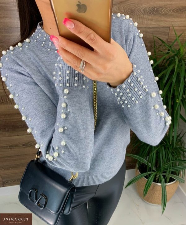 Купити жіночий ніжний светр з перлинами сірого кольору в Україні