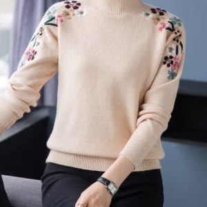 Приобрести бежевого цвета свитер машинной вязки с вышитыми цветами женский онлайн